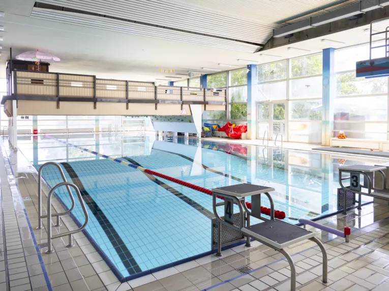 Hallenschwimmbecken mit Einstieg und Startbl&ouml;cken