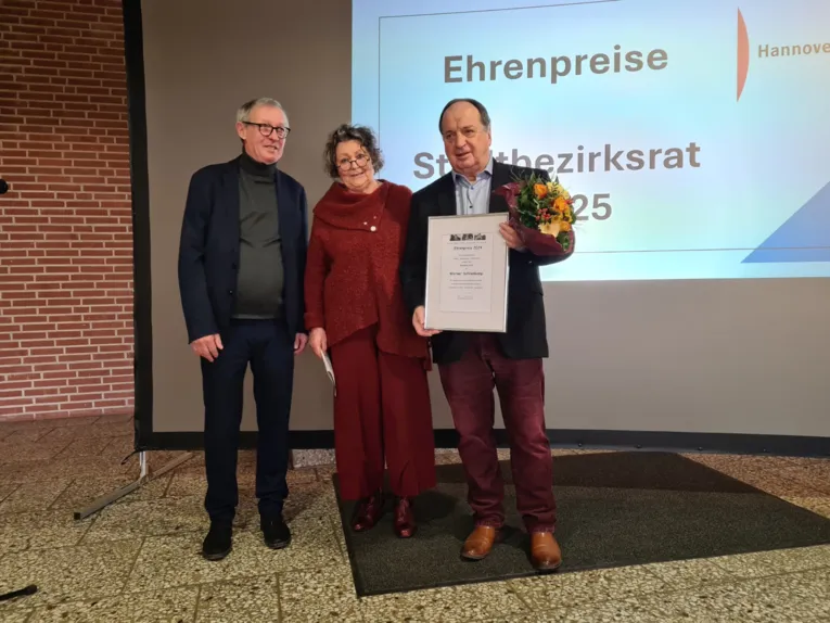 Werner Schlienkamp erh&auml;lt den Ehrenpreis.