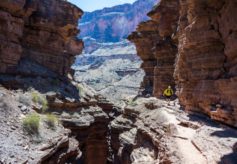 Ein Mann wandert durch einen Seitencanyon vom Grand Canyon
