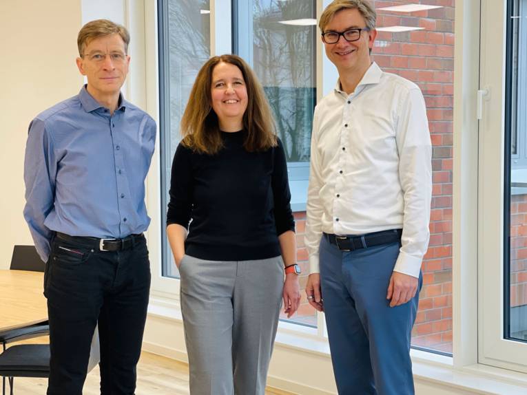 Eine Frau und zwei Männer