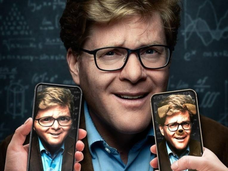 Porträt eines Mannes mit kurzem Haar und Brille, im Vordergrund zwei Handys mit verfremdeten Versionen des Bildes