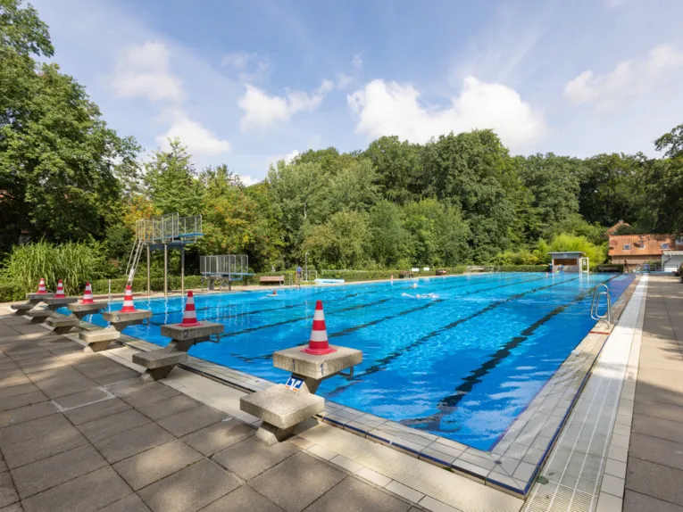 Schwimmbecken mit Sprunganlage, die Startbl&ouml;cke sind mit Pylonen gesperrt