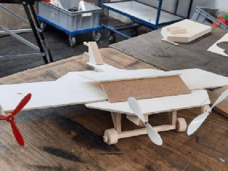 Ein aus Holz gemachtes Propellerflugzeug