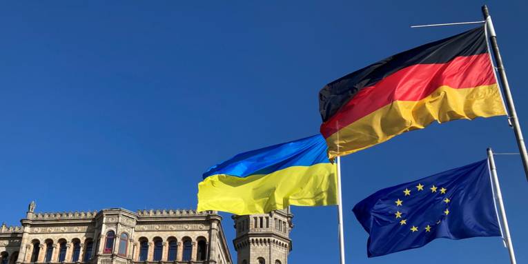 Fahne von Deutschland, Europa und Ukraine