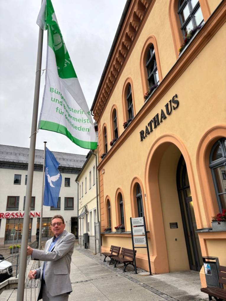Oberbürgermeister Henry Ruß hisst zum Flaggentag die Mayors for Peace Flagge in Reichenbach im Vogtland