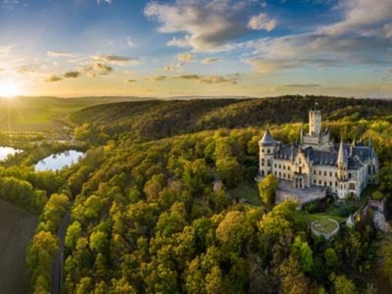 Schloss Marienburg im Sommer von oben
