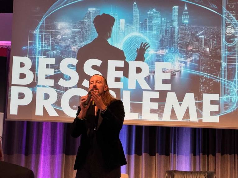 Ein Mann auf einer B&uuml;hne