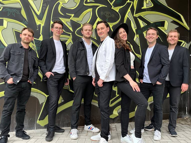 Die Sängerin und sechs Musiker der Band.