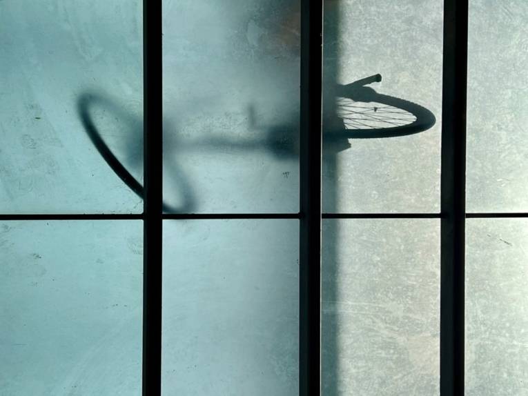 Person mit Fahrrad - Perspektivwechsel