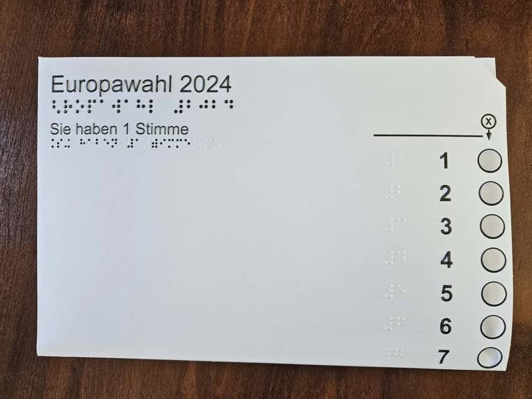 Eine Stimm­zettel­scha­blo­ne für die Europawahl 2024