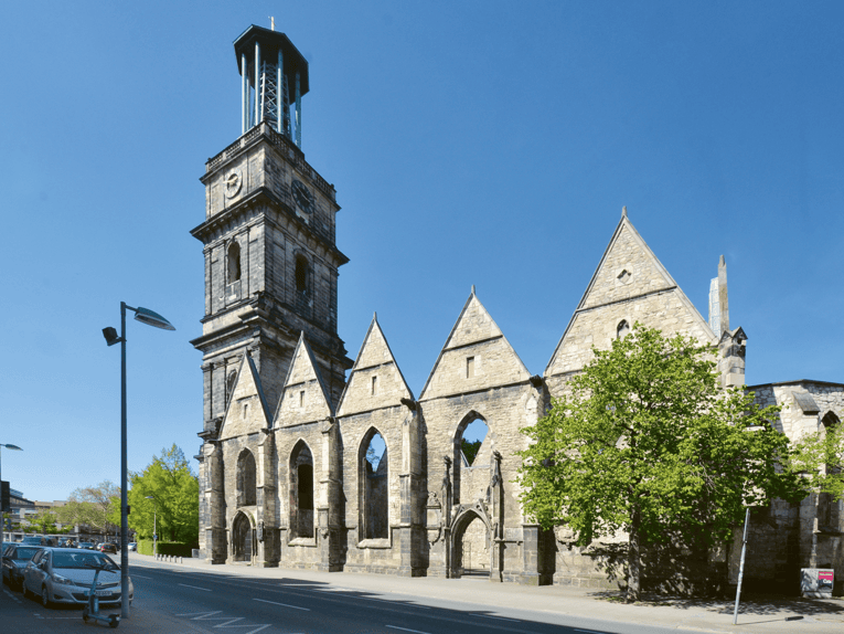 Eine Kirche von außen.