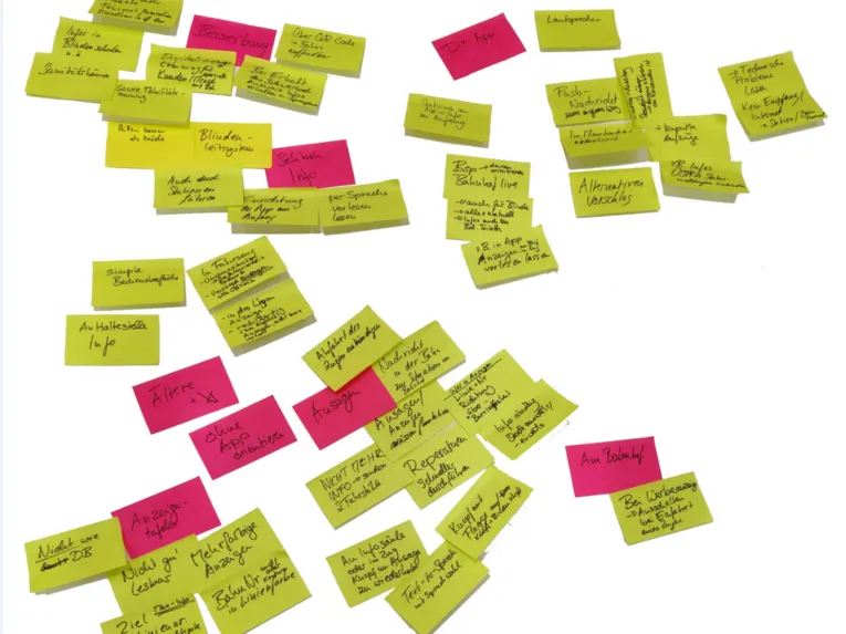 Rote und gelbe beschriebene Post-its - das Ergebnis eines Workshops