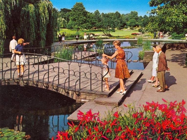 Ein historisches Bild, das Menschen bei der ersten Bundesgartenschau in Hannover zeigt.