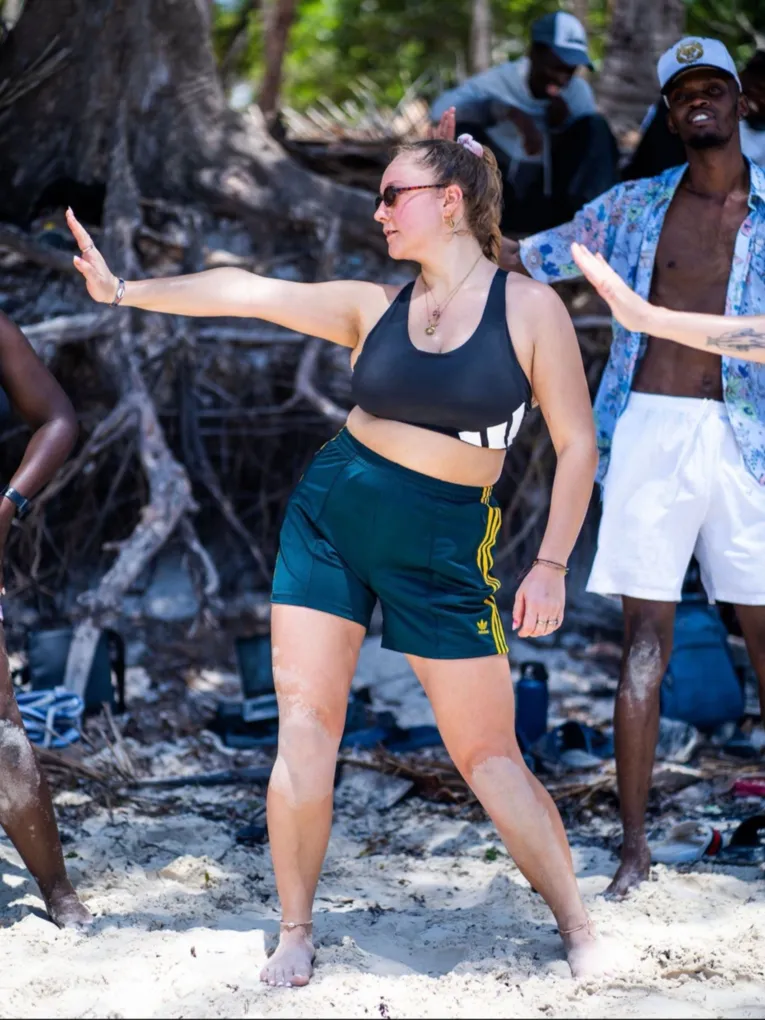 Lilly Peil tanzt am Strand.