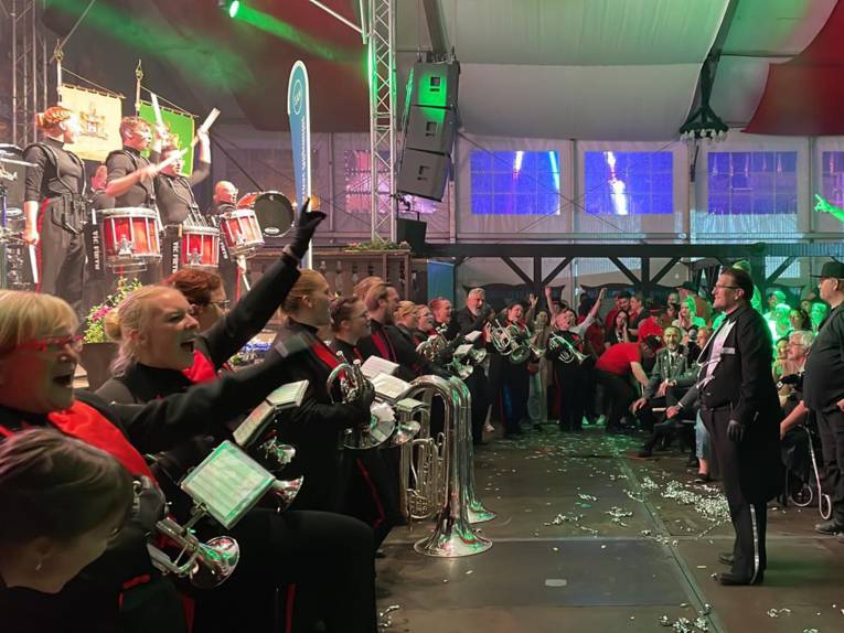 Eine Kapelle in einem Zelt.