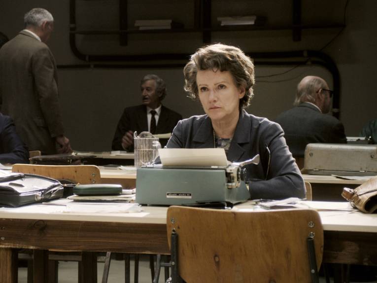 Eine Frau sitzt an einer Schreibmaschine