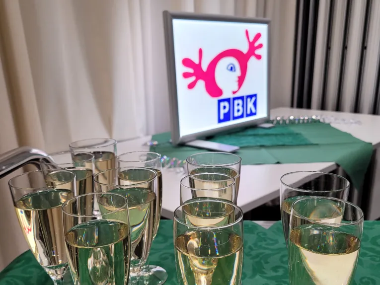 Lichtaufsteller Logo mit alkoholfreiem Empfangssekt