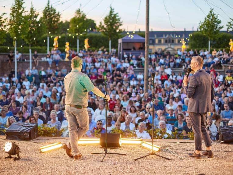 Die Moderatoren Henning Chadde und Jan Egge Sedelies führen durch den Team Slam