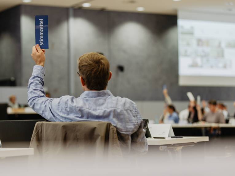 Abstimmung bei einer Versammlung