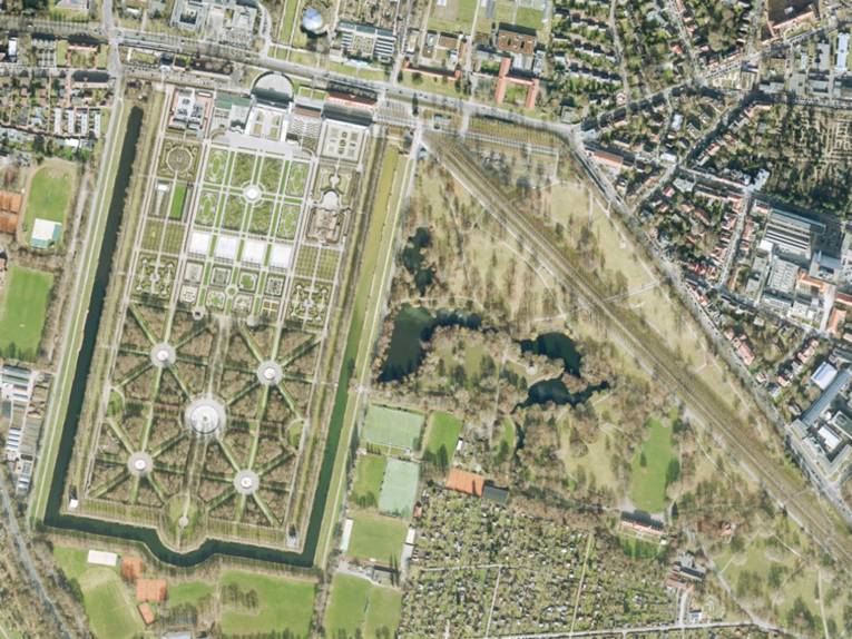 Eine Luftbildaufnahme der Herrenhäuser Gärten in Hannover.