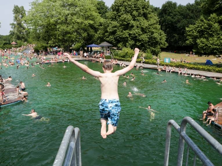 Ein Junge, der ins Wasser springt.