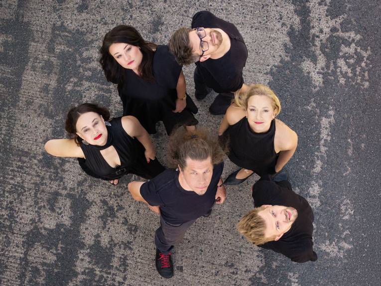 Die drei Sängerinnen und drei Sänger des Ensembles