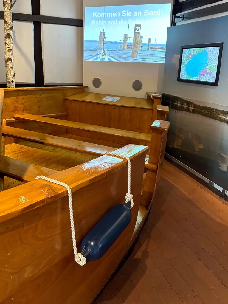 Blick vom Boot in der Naturpark-Scheune Steinhude auf Monitore.