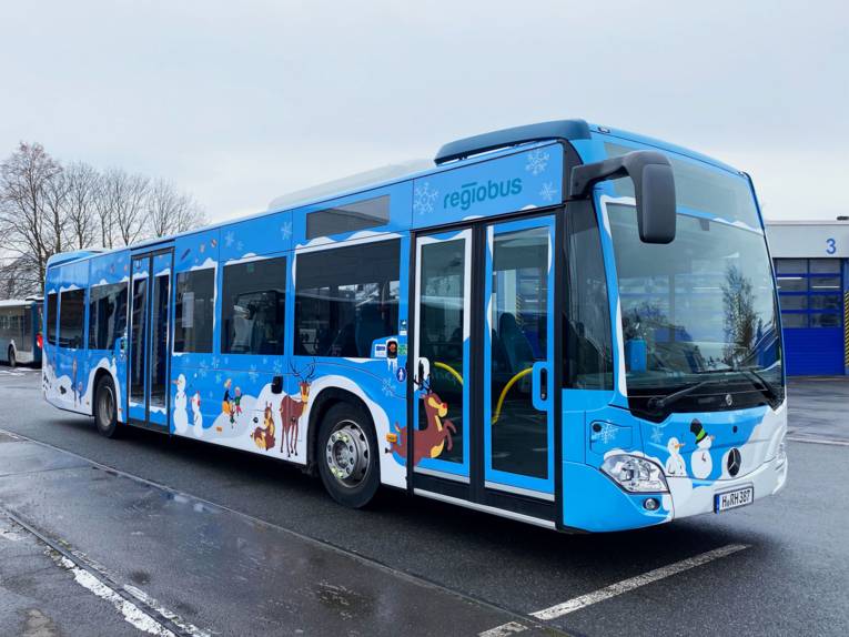 Bus der Regiobus mit einem winterlichen Motiv beklebt