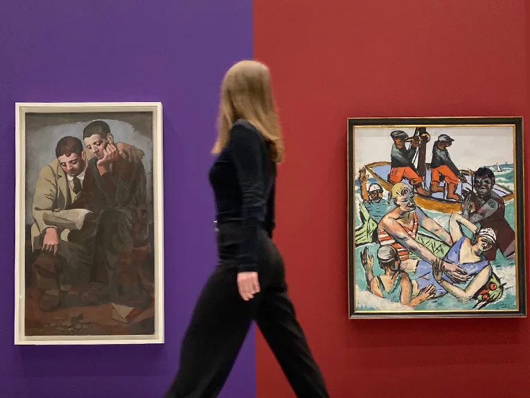 Eine Frau läuft durch die Picasso-Ausstellung im Sprengel Museum Hannover
