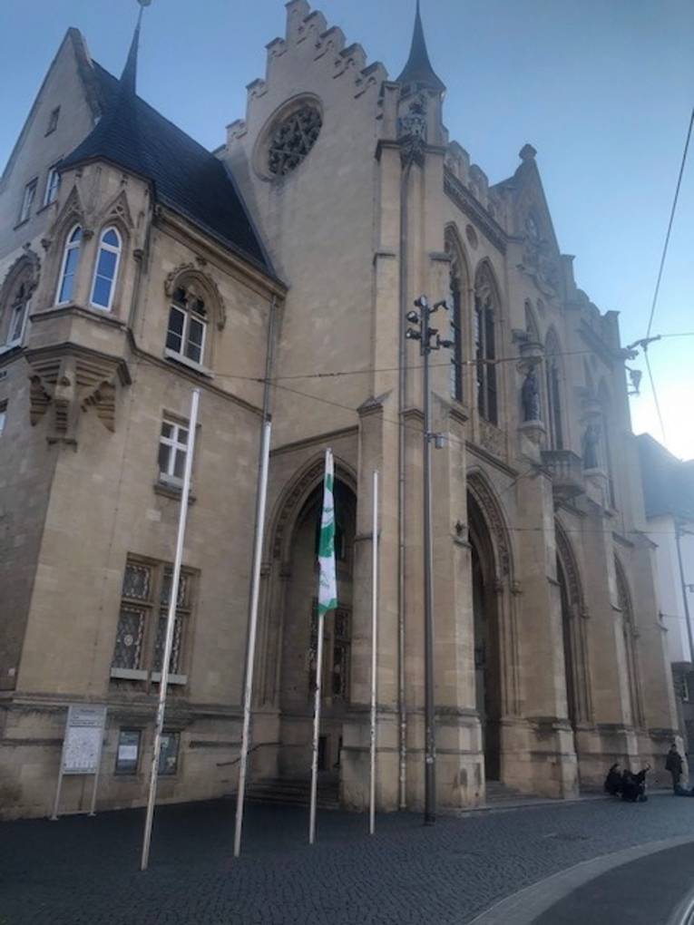 Die Mayors for Peace Flagge weht vor dem Rathaus in Erfurt