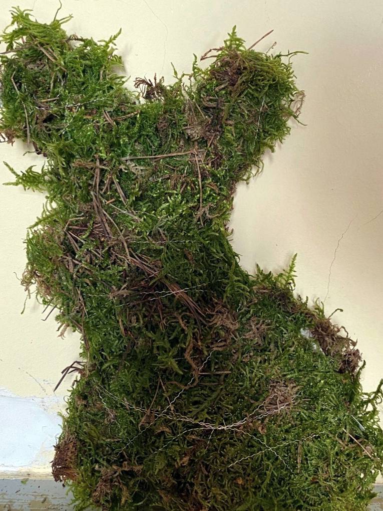 Moos und Draht bilden die Form eines Hasen.