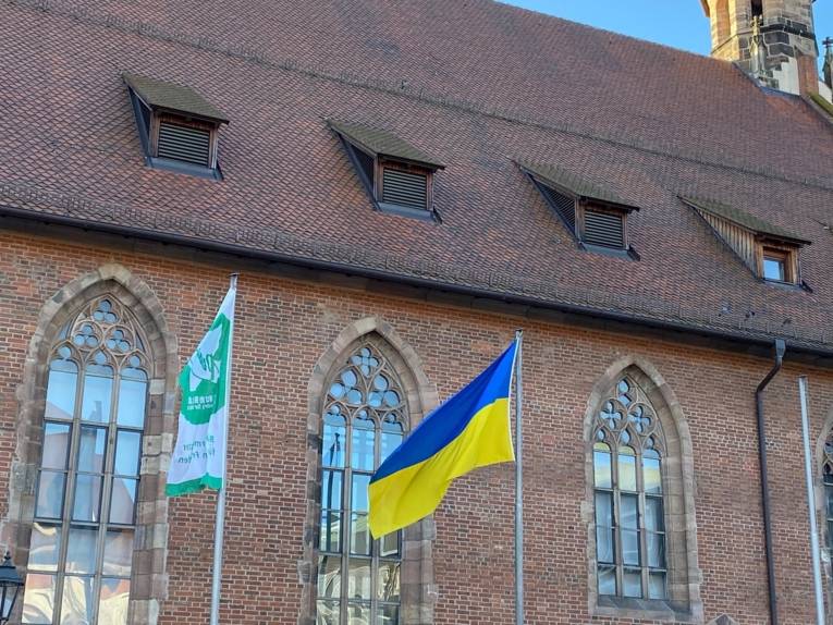 Die Mayors for Peace-Flagge vor dem Rathaus in Nürnberg