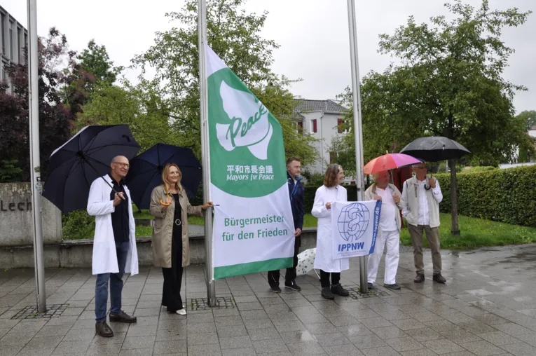 Flaggenaktion mit Landsbergs Oberb&uuml;rgermeisterin Doris Baumgartl und Mitgliedern der IPPNW-Regionalgruppe