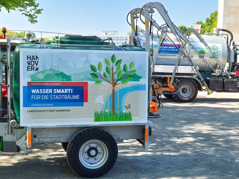 Fahrzeuge, auf denen "Wasser Smart!" steht.