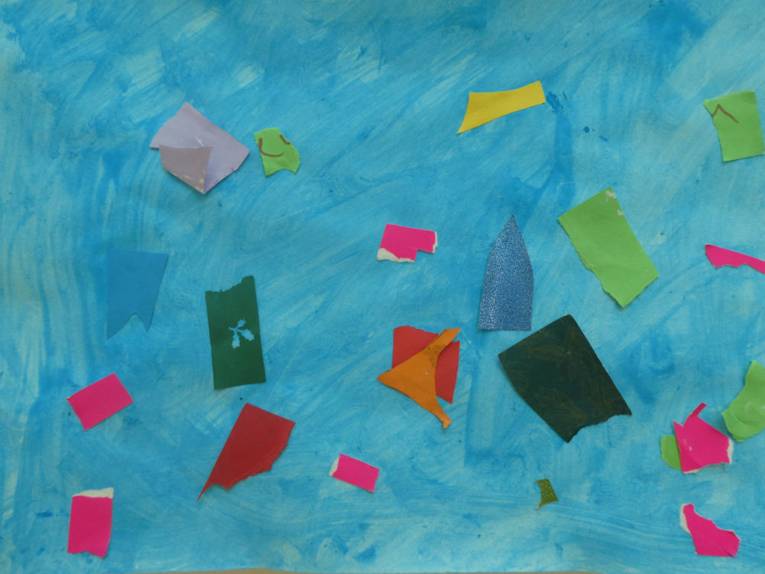 Bunte Schnipsel auf blauer Farbe