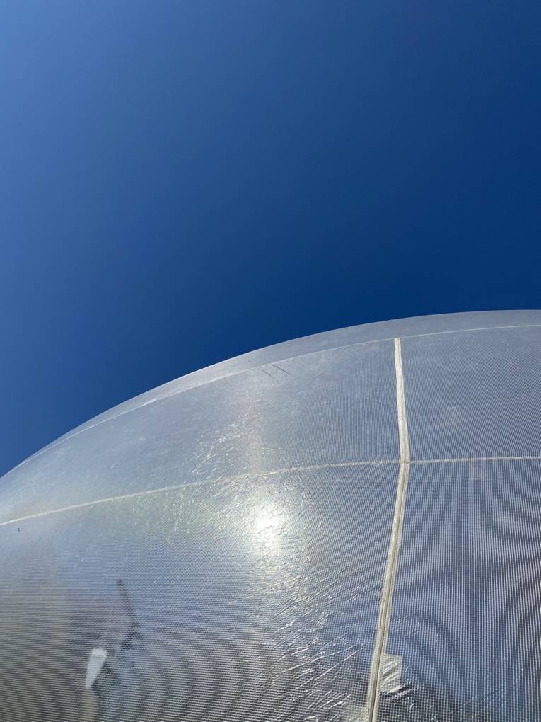 Blauer Himmel über dem Städtoskoop.