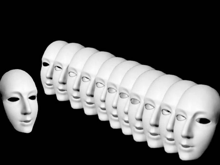 Links eine weiße Maske mit offenen Augen, rechts gestaffelt elf weitere, die meisten mit geschlossenen Augen.