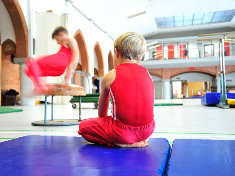 Kinder in der Turnhalle