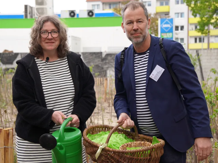 Wirtschaft- und Umweltdezernentin Anja Ritschel und Bezirksbürgermeister von Vahrenwald-List, Thorsten Baumert