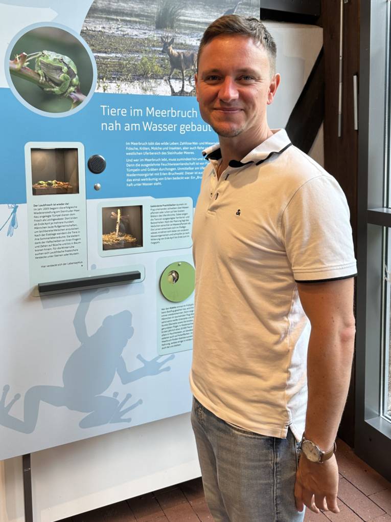 Portr&auml;tfoto eines Mannes in einer Ausstellung.