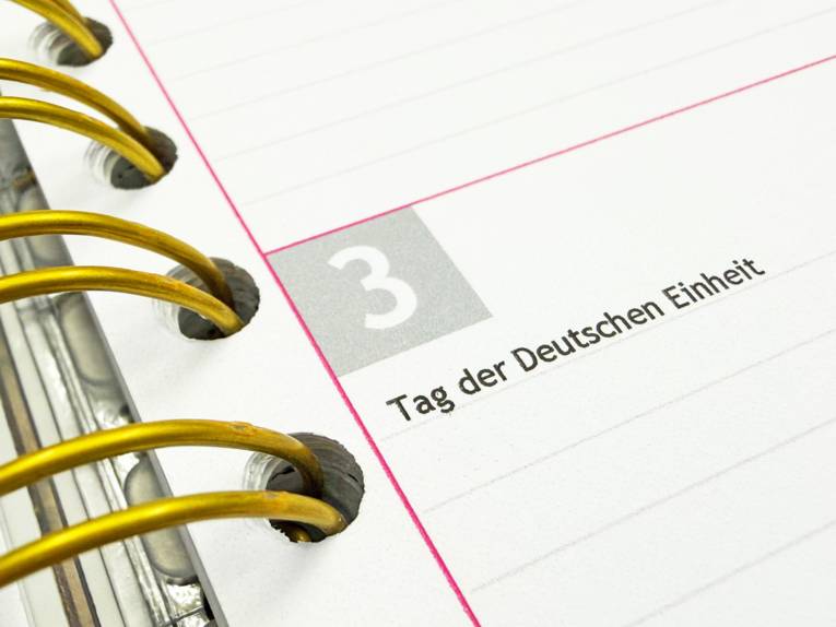 Ein Kalenderblatt, das den 3. Oktober 2025 als Tag der Deutschen Einheit zeigt.