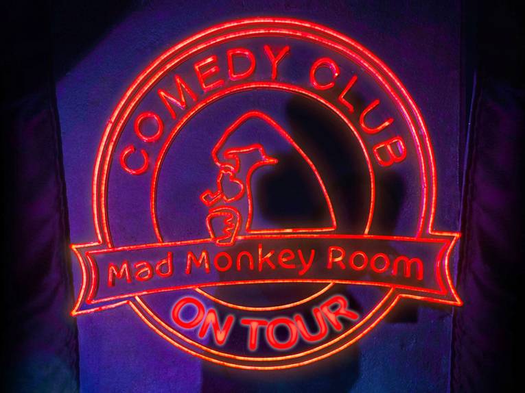 In Leuchtschrift steht "Mad Monkey Room"