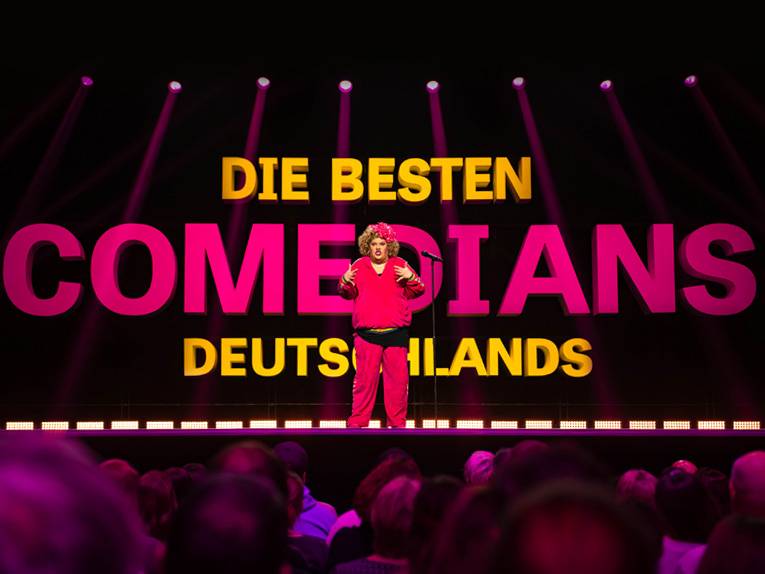 Cindy aus Marzahn auf der Bühne der Live-Show „Die besten Comedians Deutschlands“