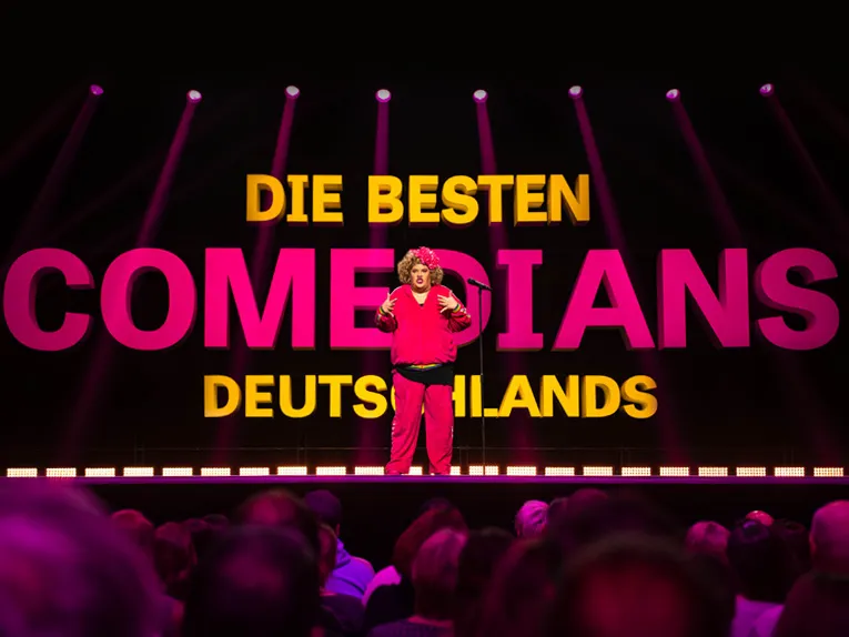 Cindy aus Marzahn auf der Bühne der Live-Show „Die besten Comedians Deutschlands“