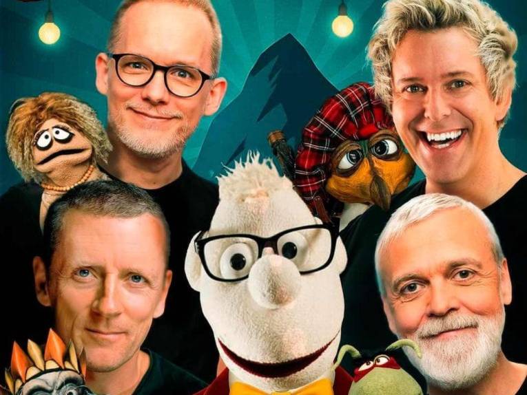 Vier Männer und vier Puppen