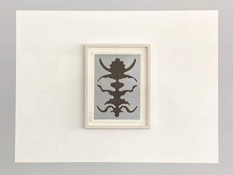 Zu sehen ist ein gerahmter Linoldruck von Margarete Lindau.