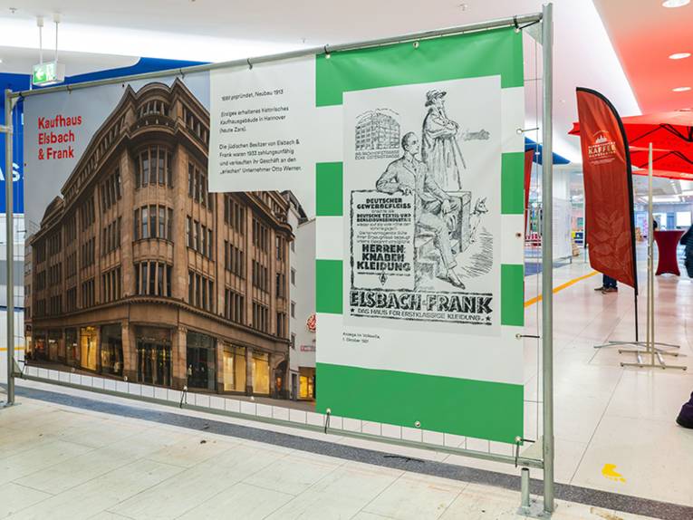 Bauzaunausstellung zur „Kaufhausgeschichte“ im Aufhof (ehemals Kaufhof) Foto von Ulrich Pucknat 2023 (BD 112778)
