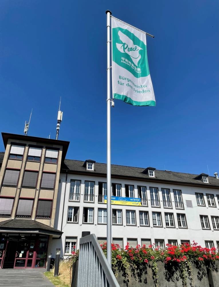 Die Stadt Mayen hisst die Flagge der Mayors for Peace vor dem Rathaus