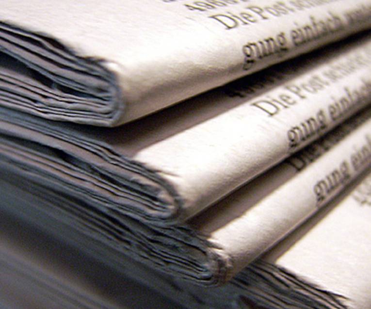 Ein Stapel Zeitung in Nahaufnahme