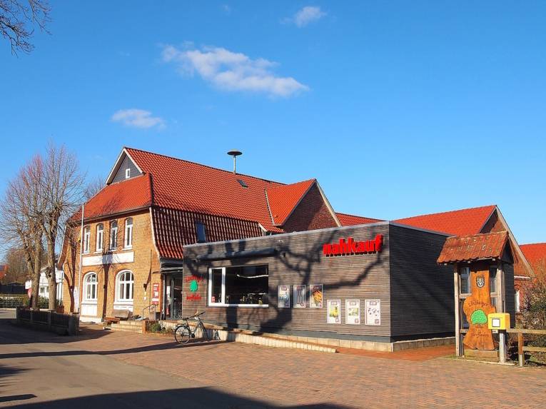 Ein Geb&auml;ude mit der Aufschrift nahkauf